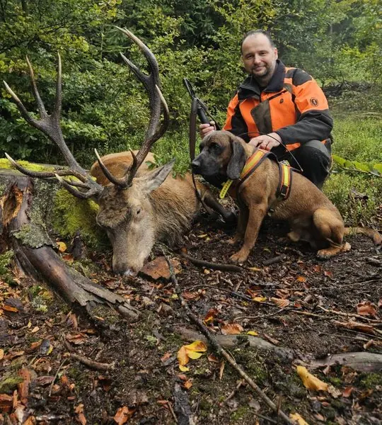 Josef Němec s barvářem u uloveného jelena